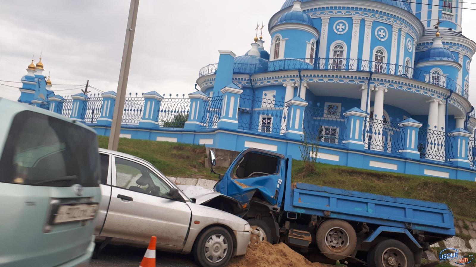 Заклинило тормоза: ДТП возле церкви в Тельме Усольского района