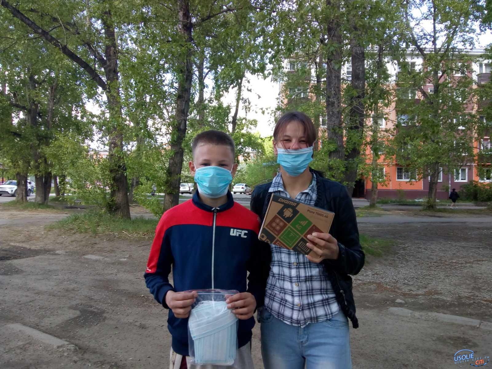Супруги Тимченко подарили нуждающимся детям Усолья для обучения планшеты