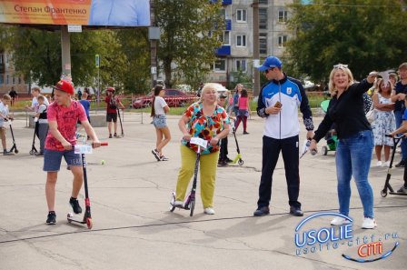 В День города в Усолье - праздничный заезд на самокатах.