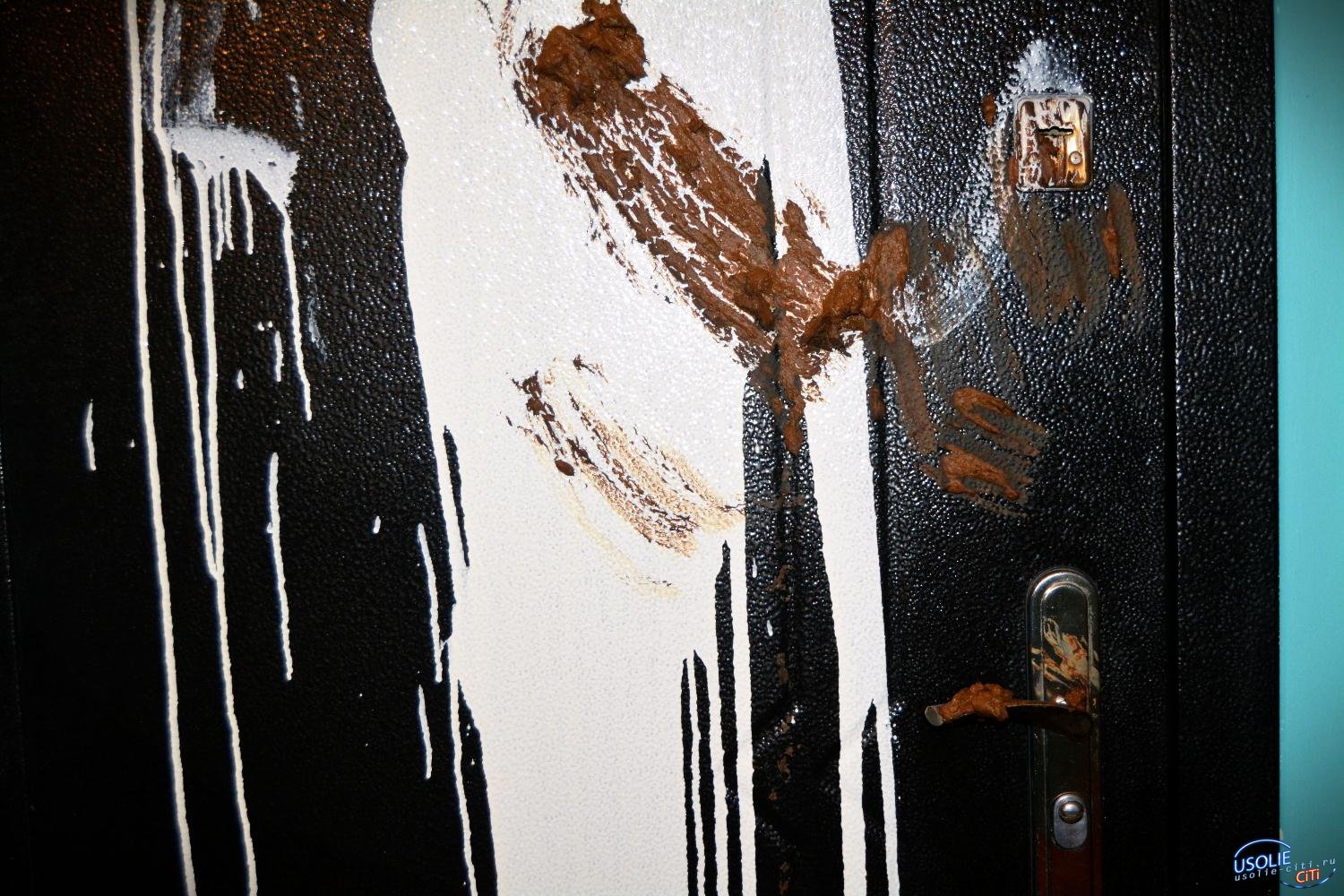 В Усолье неизвестные измазали фекалиями дверь квартиры председателя ТСЖ 