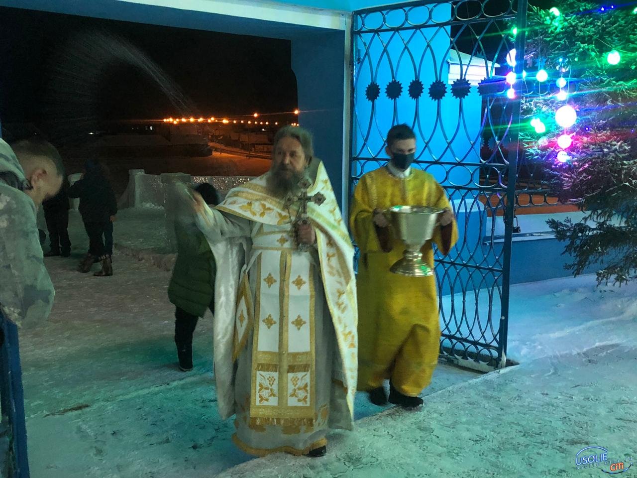 В Рождественскую ночь в Тельме Усольского района освятили горки и ледяные скульптуры