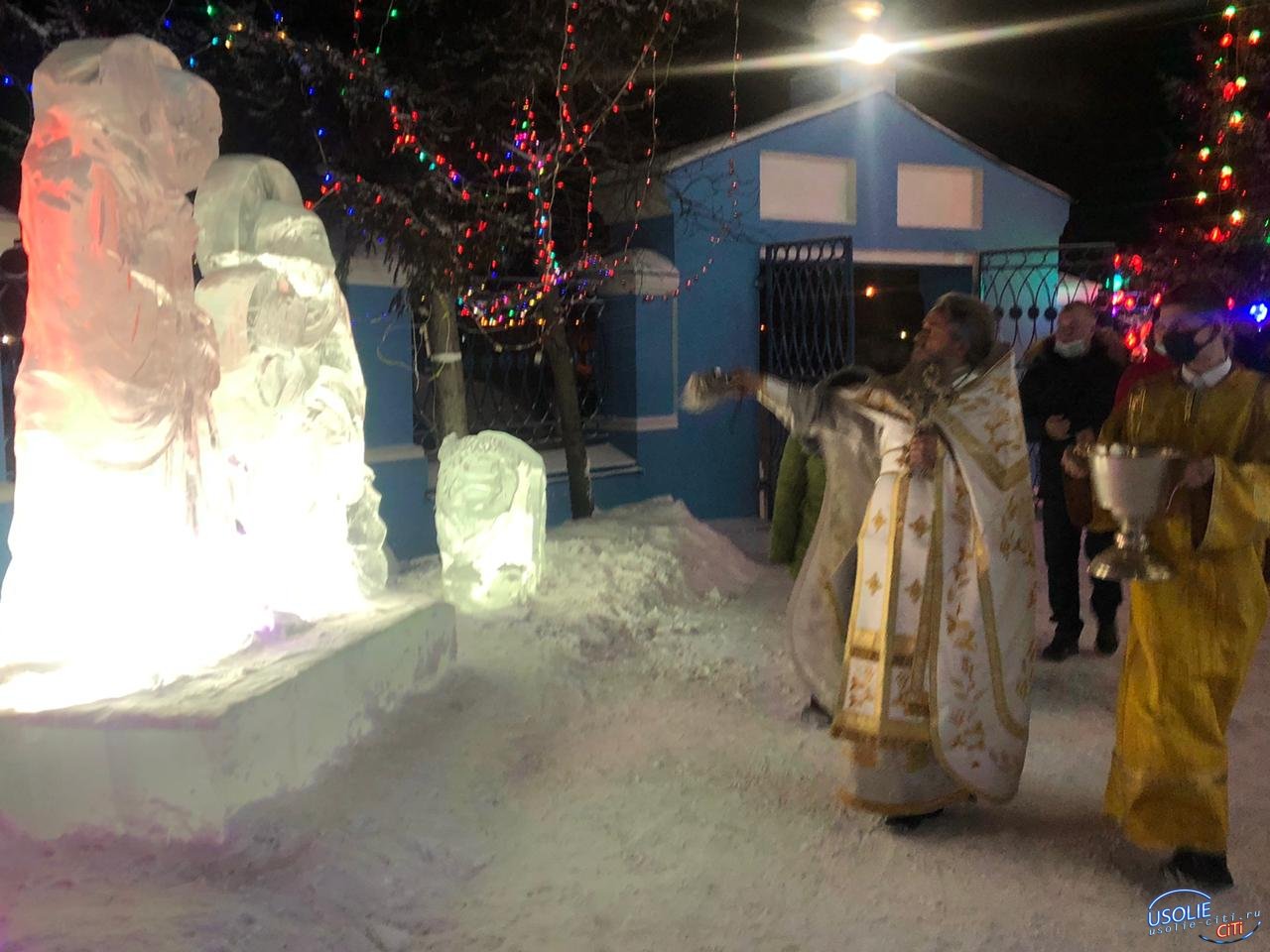 В Рождественскую ночь в Тельме Усольского района освятили горки и ледяные скульптуры