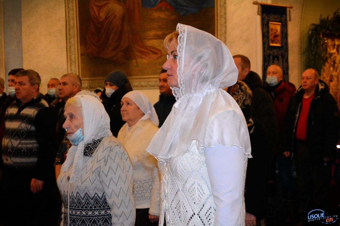 Жители Усольского района окунулись в купели в Крещенскую ночь