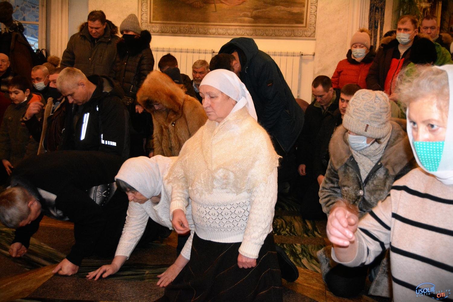 Жители Усольского района окунулись в купели в Крещенскую ночь