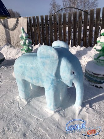 В деревне Арансахой Усольского района пенсионеры стали снежными скульпторами