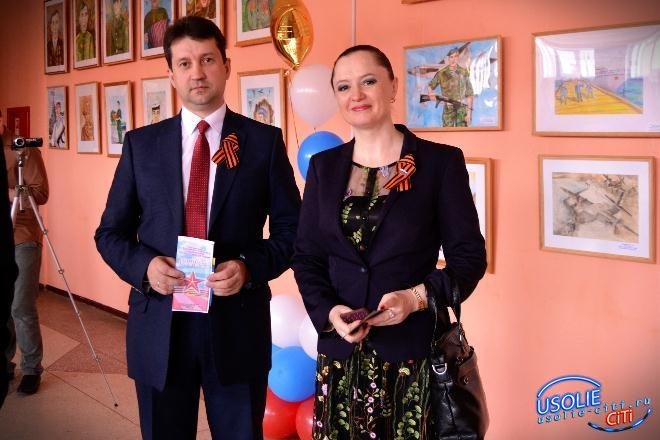 Виталий Матюха и Надежда Глызина поздравляют защитников Усольского района