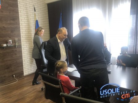 Мэр Усолья вручил жилищные сертификаты молодым семьям
