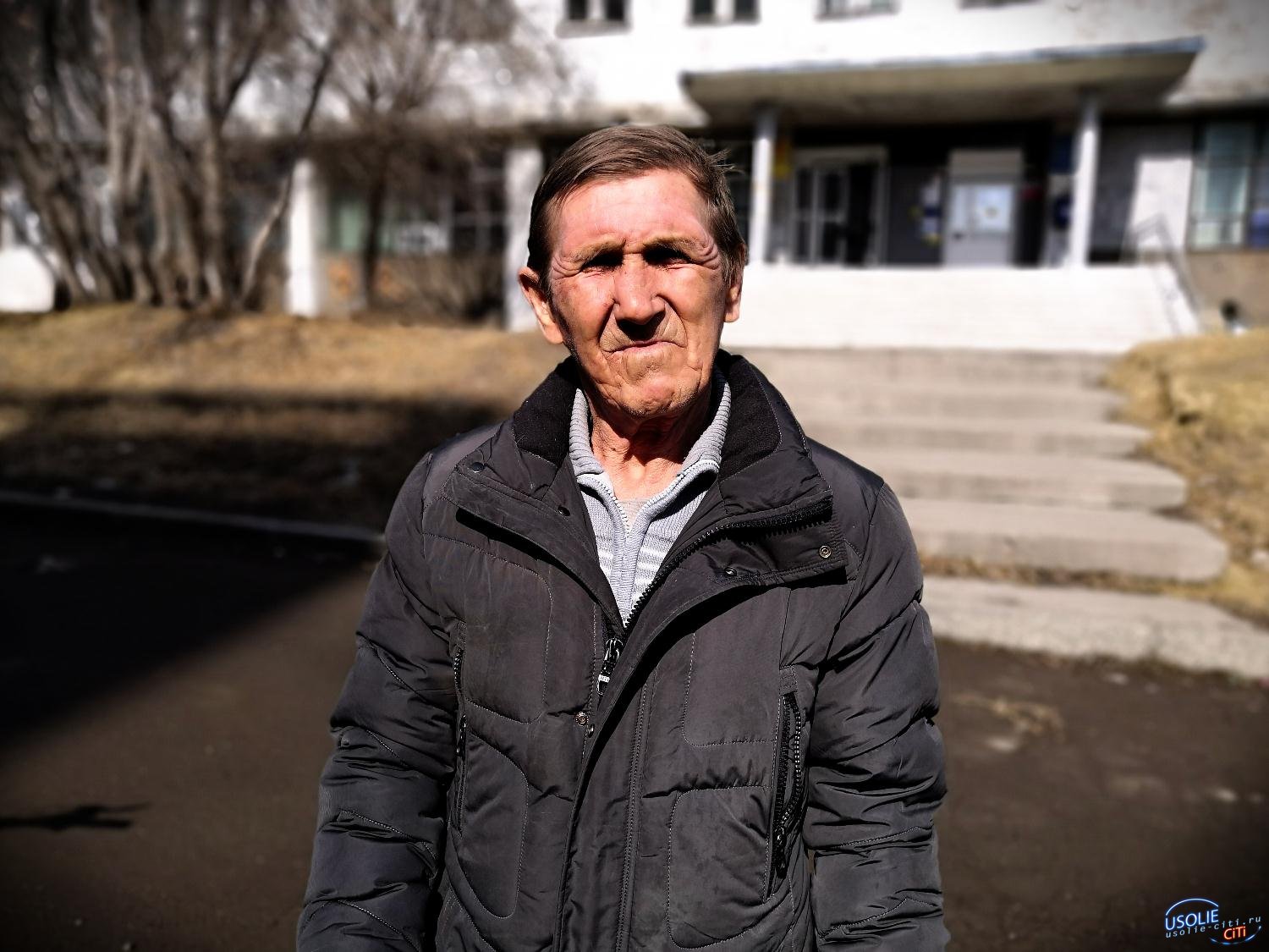 Внучка забрала документы: Пенсионер не может покинуть Усолье