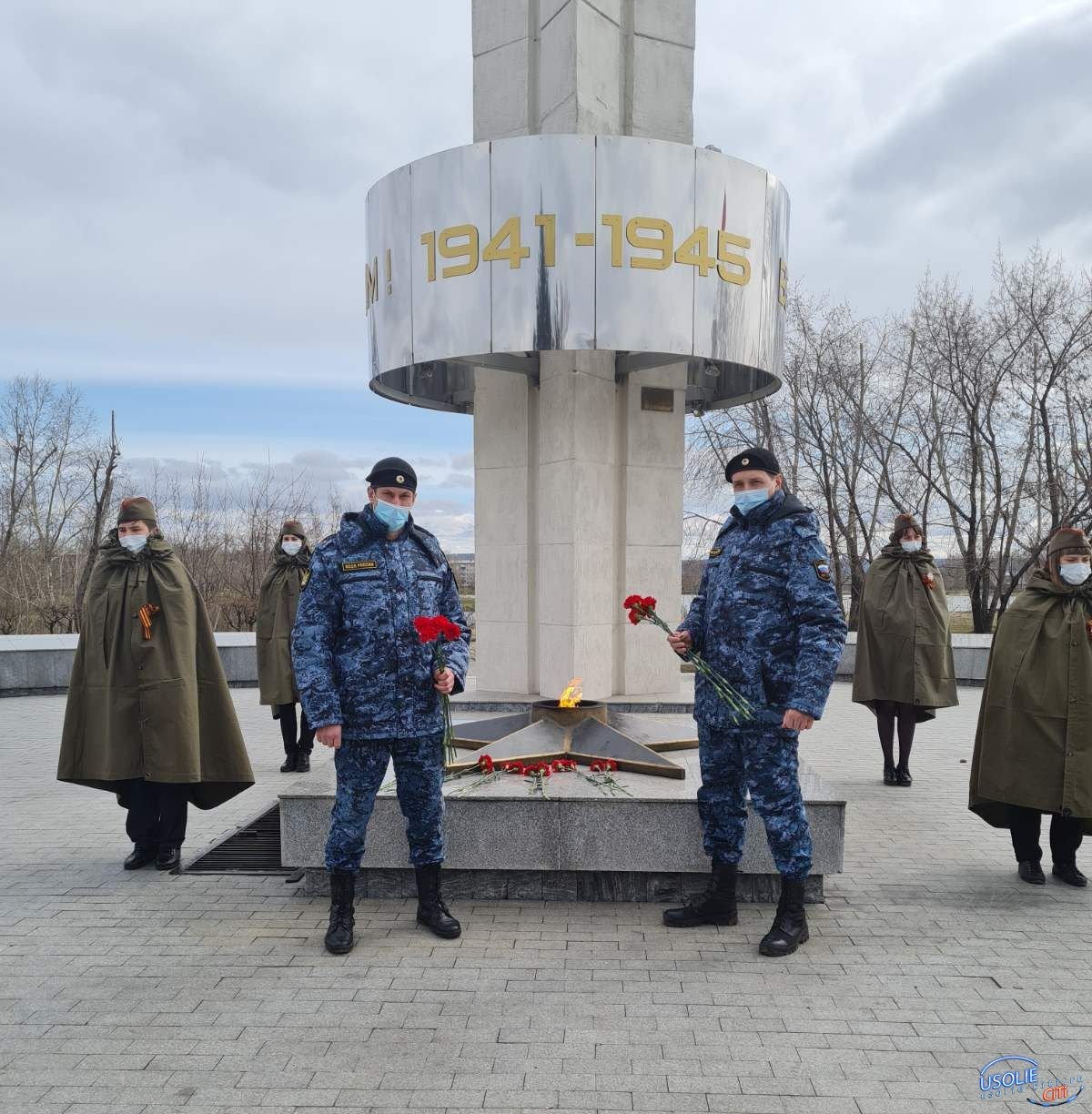 Сотрудники Усольского районного отдела судебных приставов возложили цветы к Вечному огню
