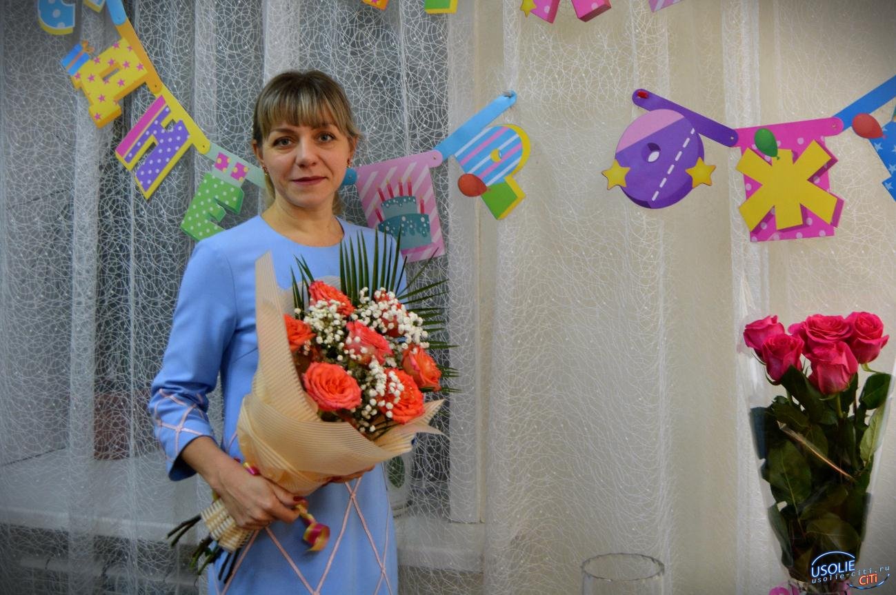 Наталья Мельникова поздравляет медиков Усолья