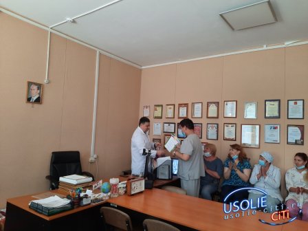 Вадим Кучаров вручил подарки и грамоты своим коллегам
