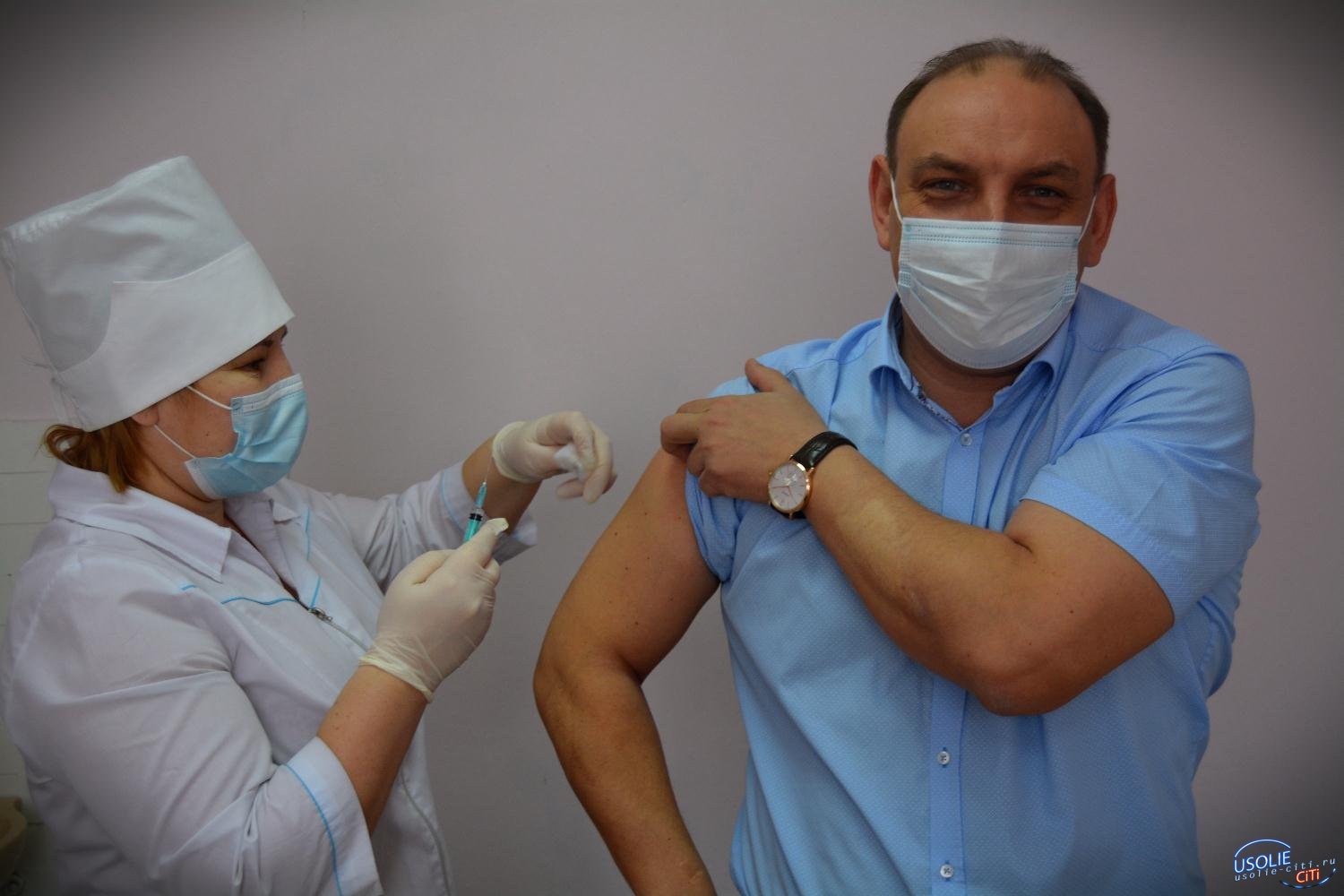 Мэр Усолья поставил третью прививку от коронавируса