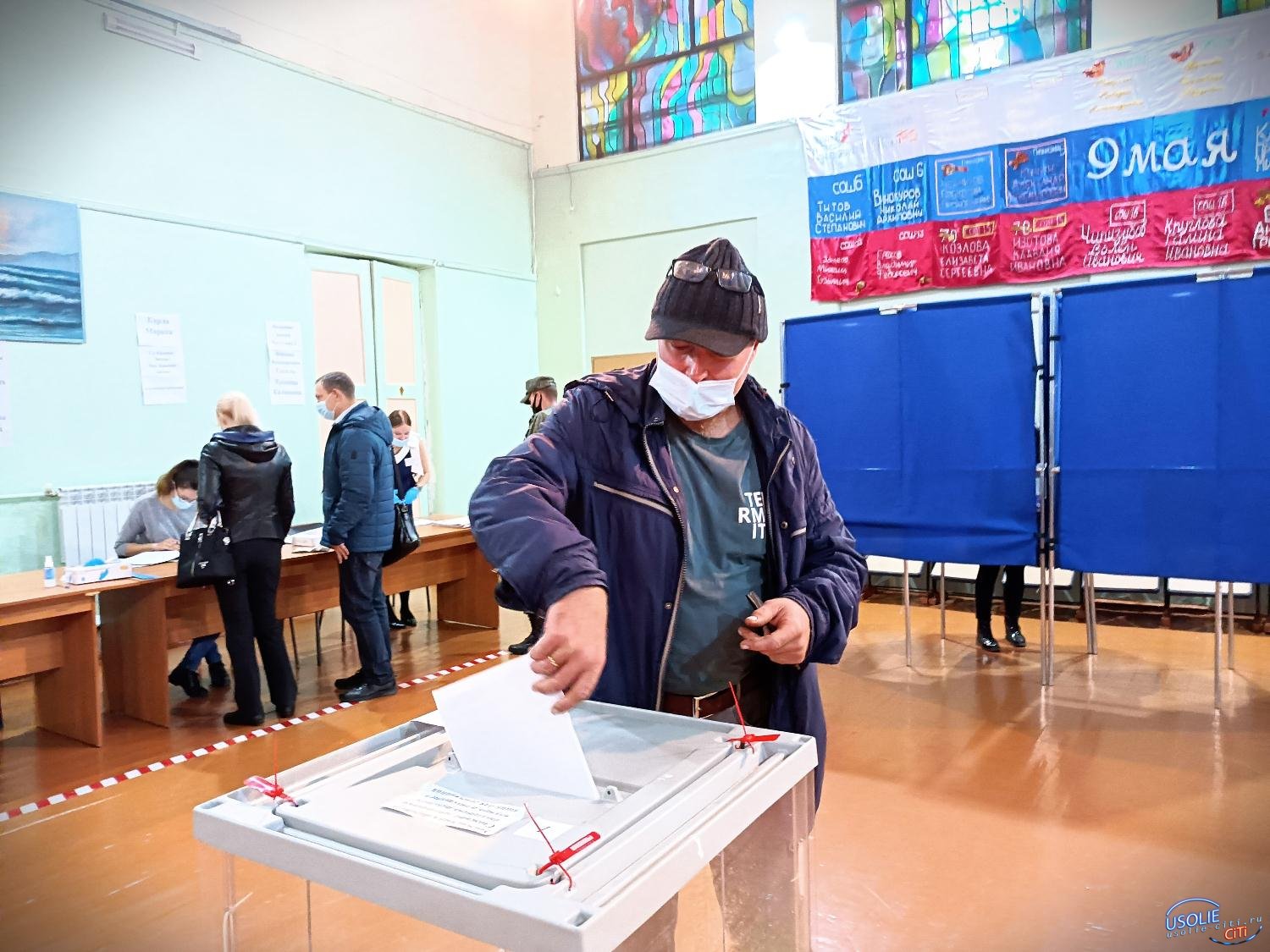 В Усолье началось голосование: избирательные участки открыли свои двери
