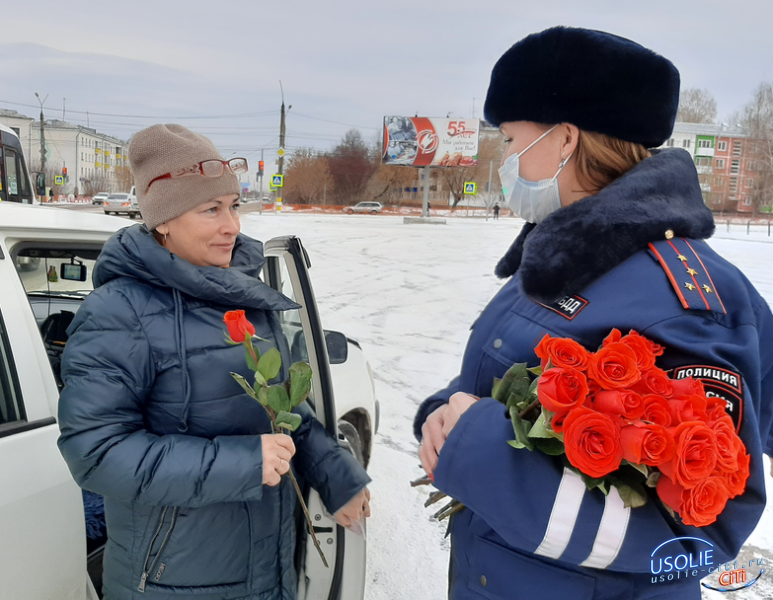 Сотрудники ГИБДД Усолья всем мамам вручили цветы