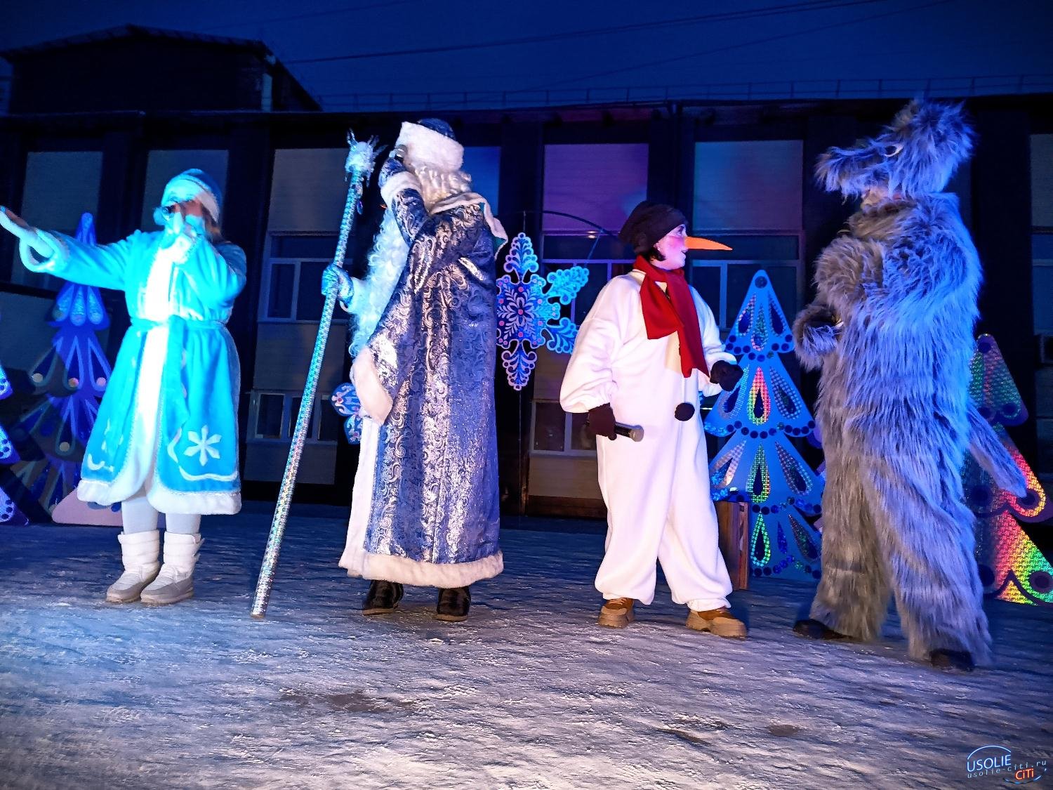 Серый волк, снеговики и Дед Мороз зажгли елку в Белореченском