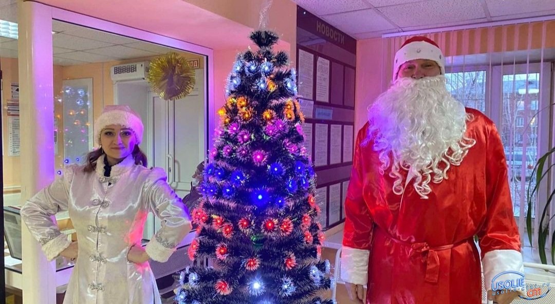 Дед Мороз и Снегурочка встречают усольчан в здании соцзащиты