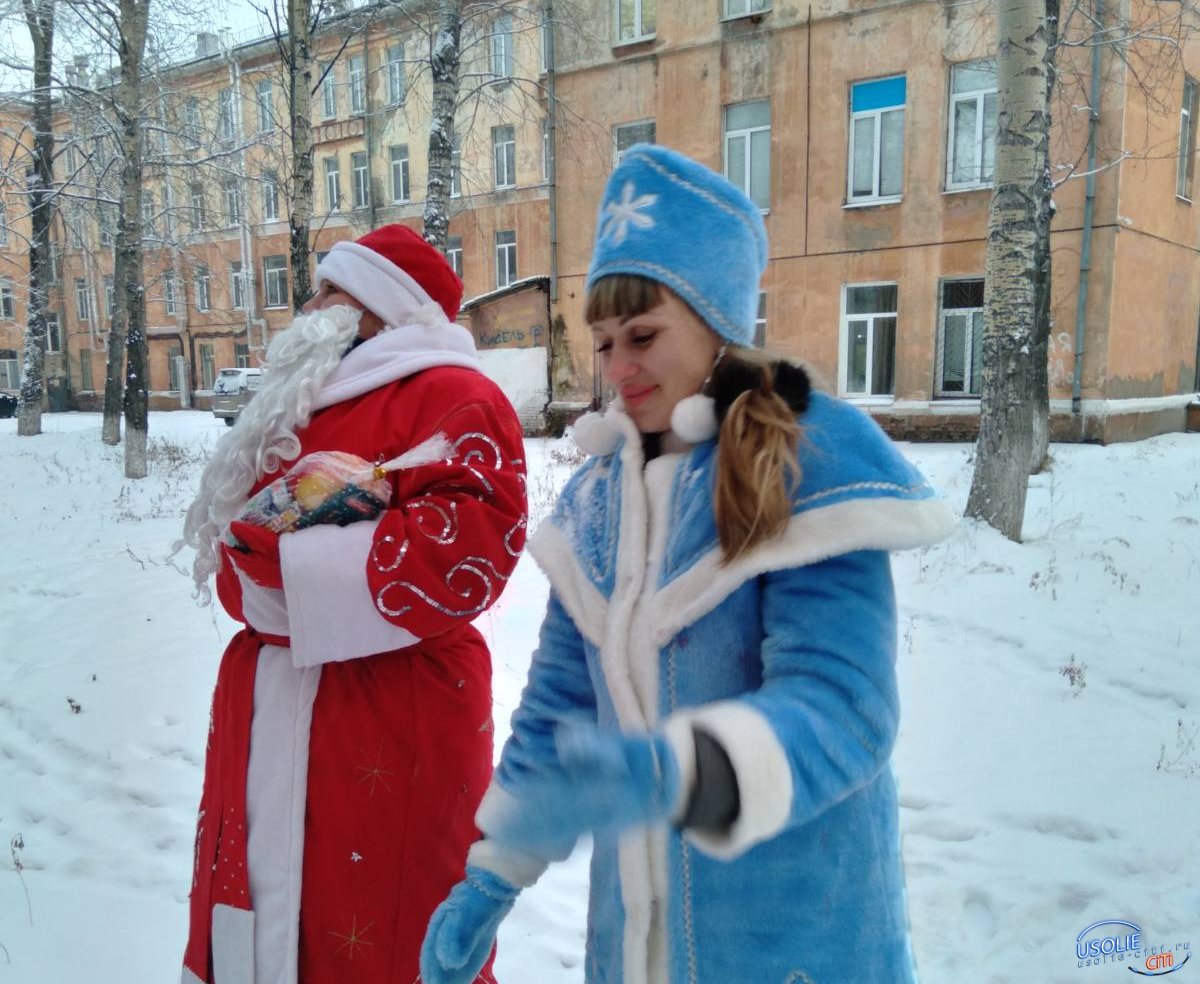 Дед Мороз и Снегурочка через больничные окна поздравили детей в Усолье »  Городской портал Усолье-Сибирское