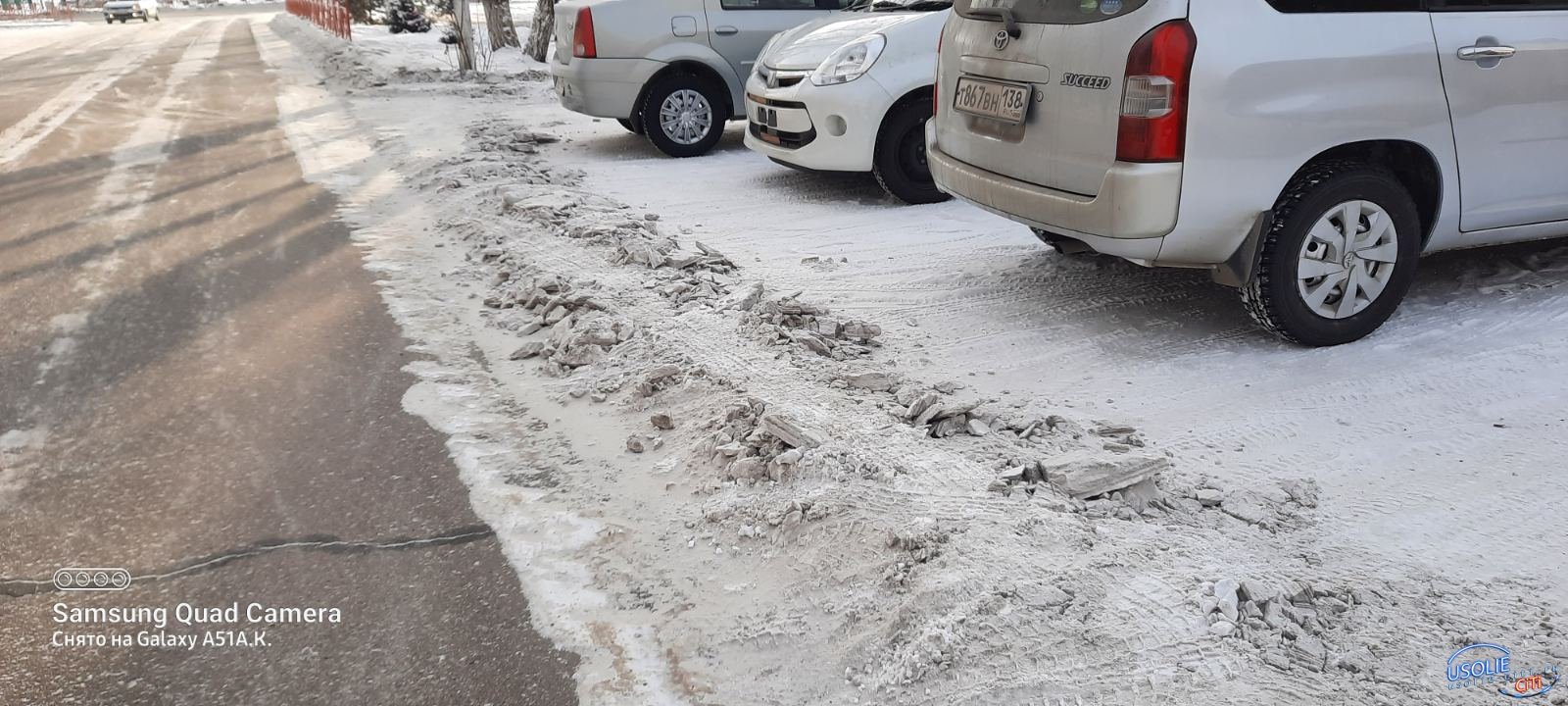 Издевательство:  Дорожники в Усолье забаррикадировали снегом парковки