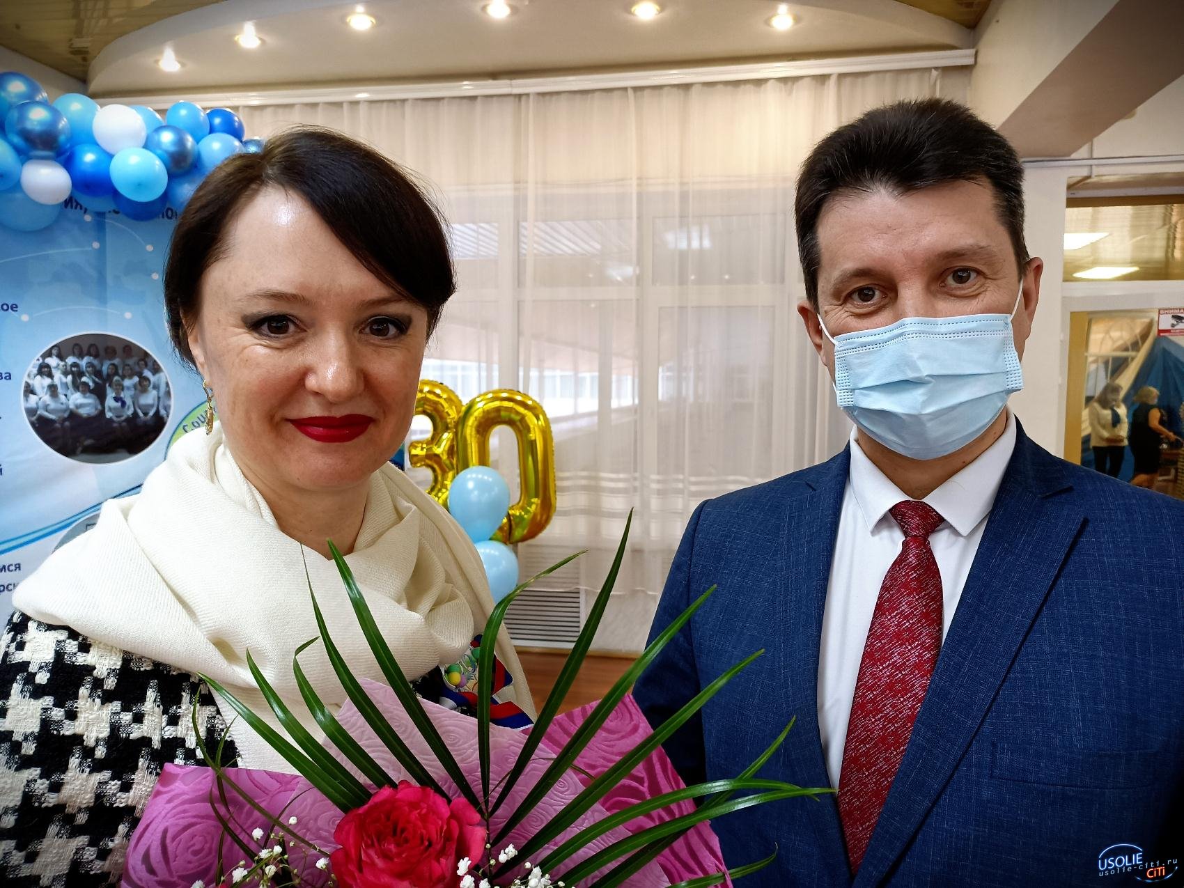 В. Матюха и Н. Глызина поздравляют жительниц Усольского района