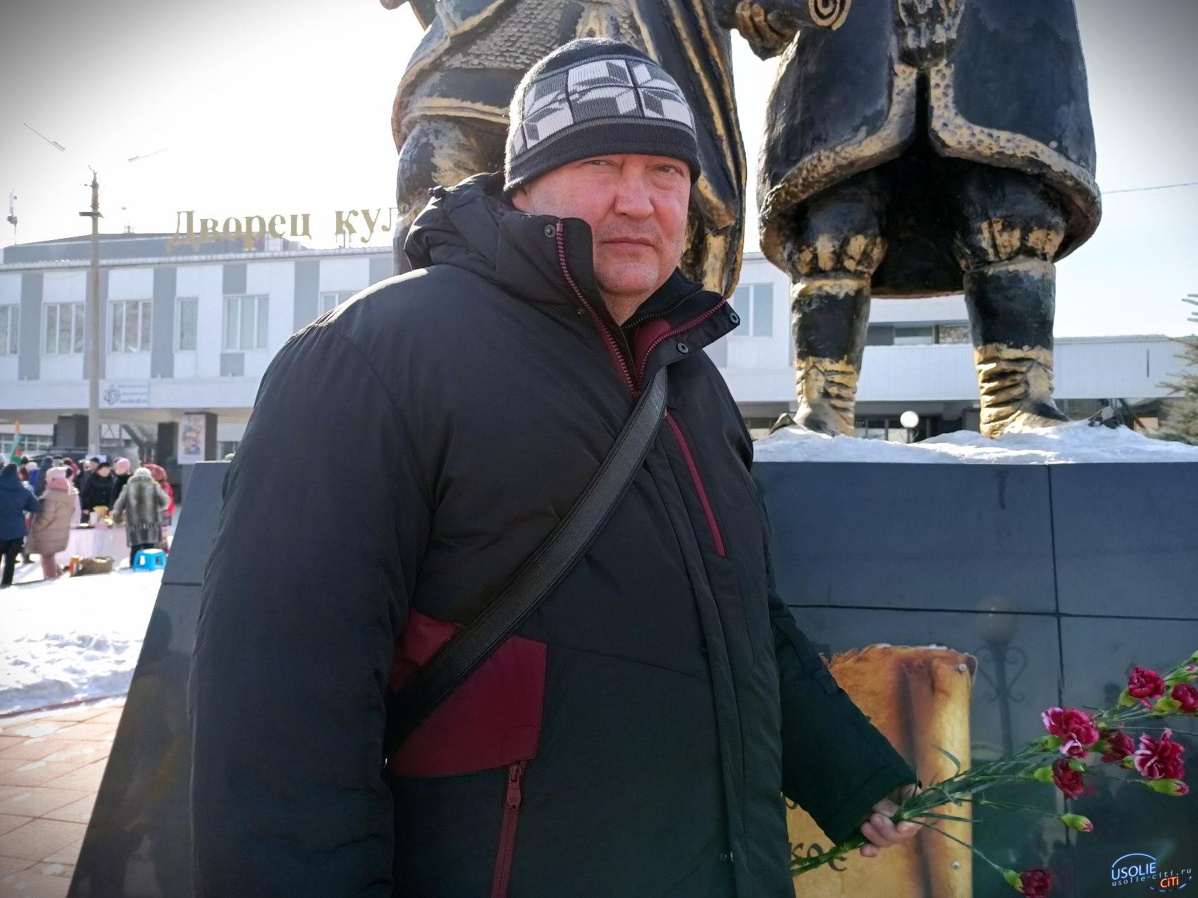 Сергей Угляница с гвоздиками пришел на главную площадь Усолья