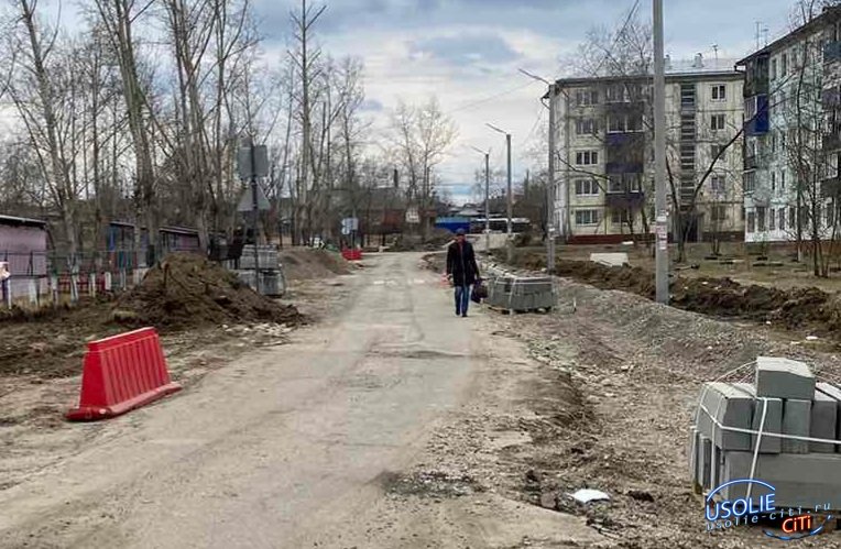 Мэр и депутаты проверили ход ремонта дороги в Привокзальном