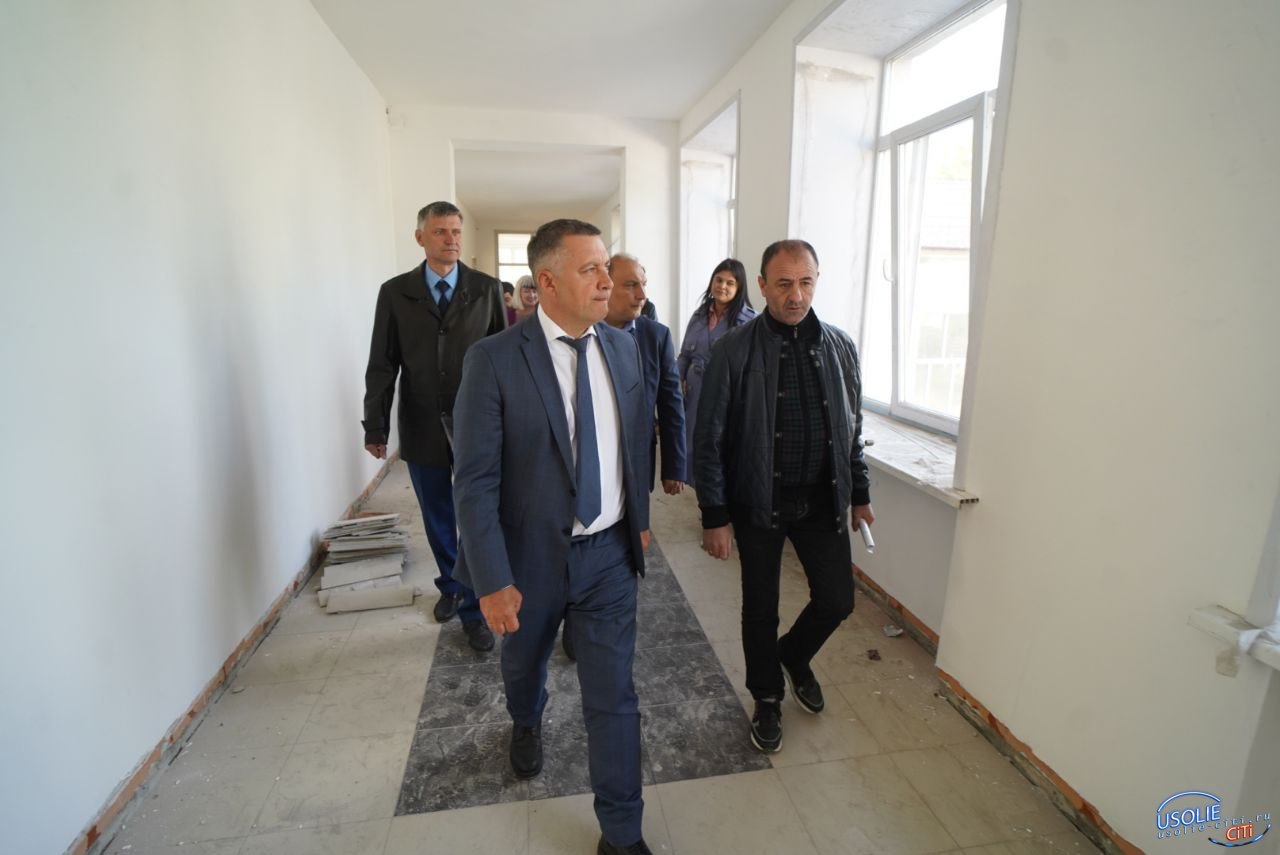 В Усолье губернатор Игорь Кобзев проверил качество капремонта школы