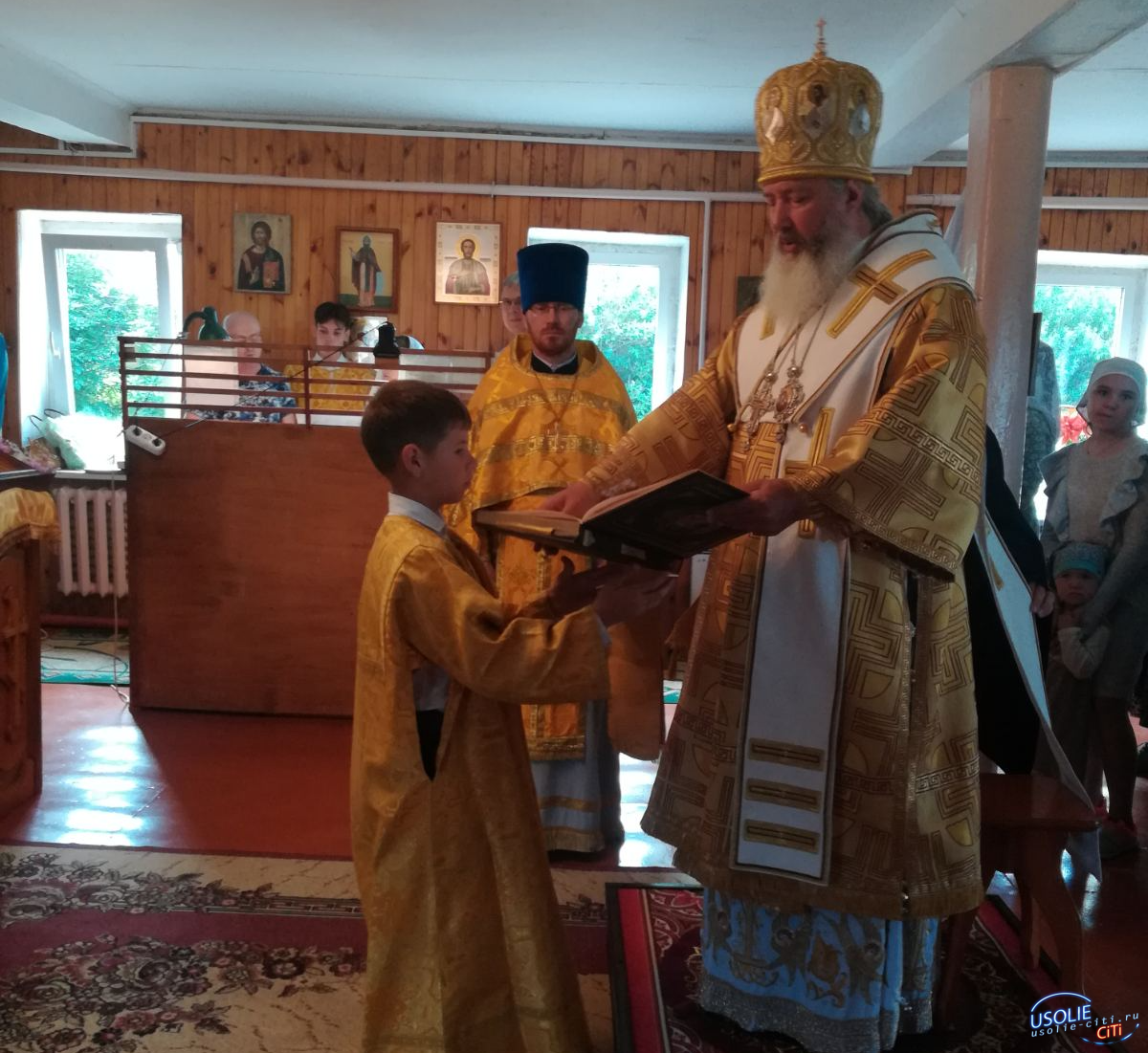 Управляющий епархией Максимилиан совершил Божественную литургию в Усольском районе