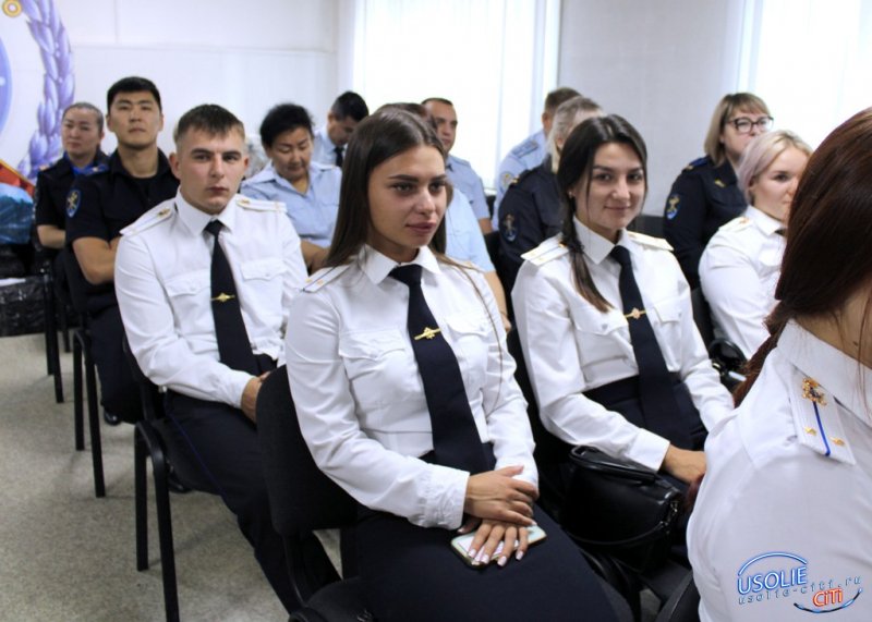 Усольским выпускникам-правоохранителям вручили служебные удостоверения