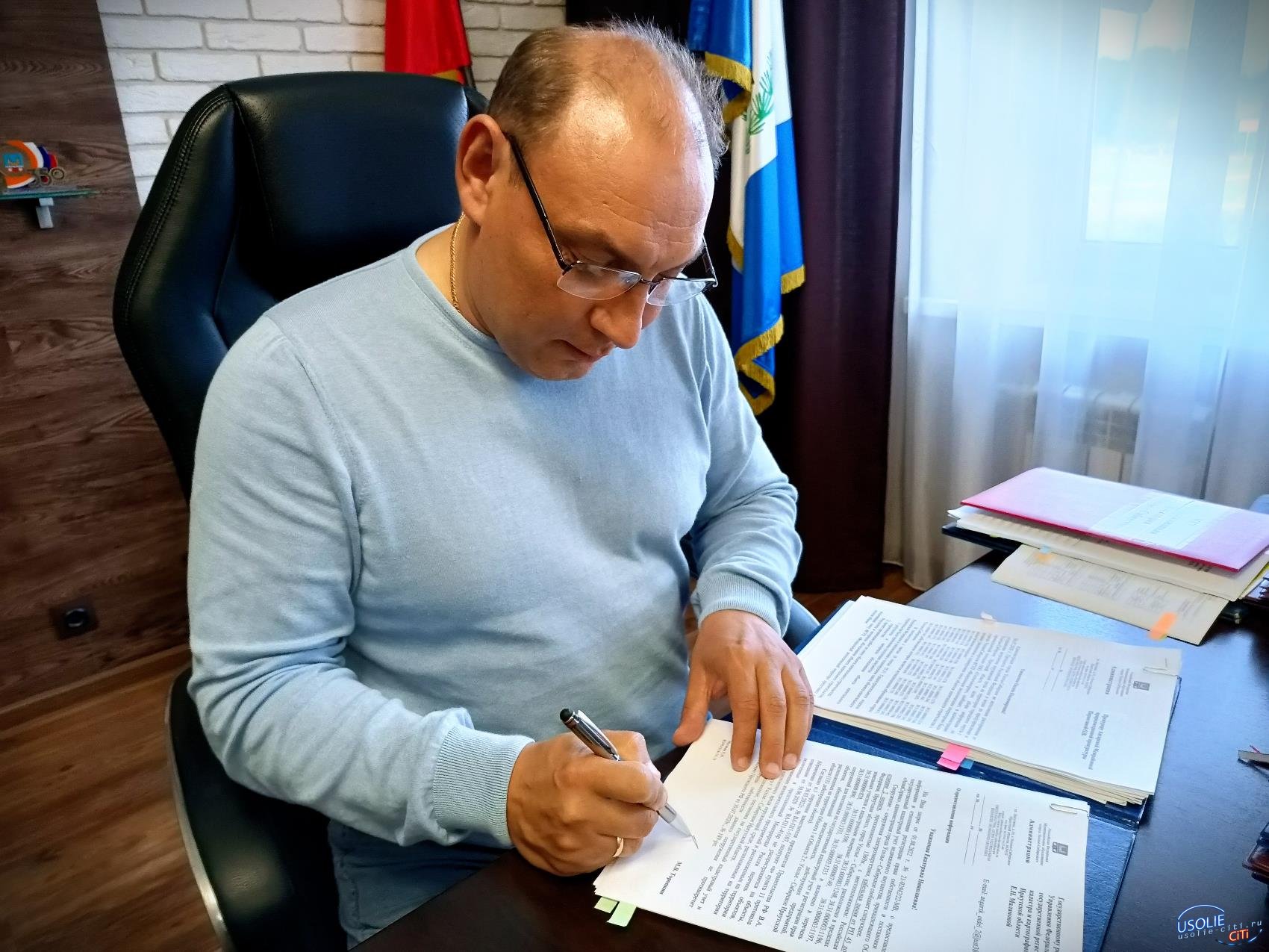 Торопкин вторую пятилетку будет подписывать документы в кабинете мэра Усолья