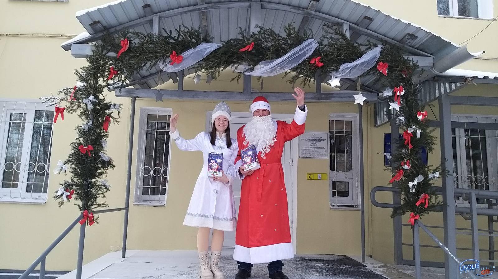 Дед Мороз и Снегурочка встречают усольчан в Управлении соцзащиты