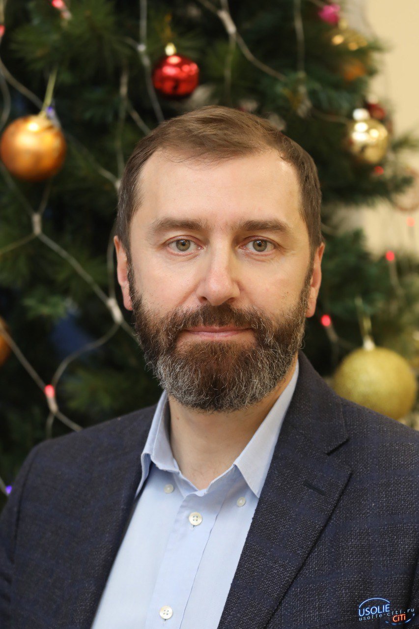Александр Ведерников поздравляет усольчан