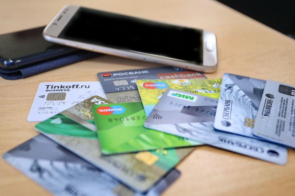 Работница Сбербанка в Усолье, чтобы погасить свои кредиты, крала деньги  с карт клиентов