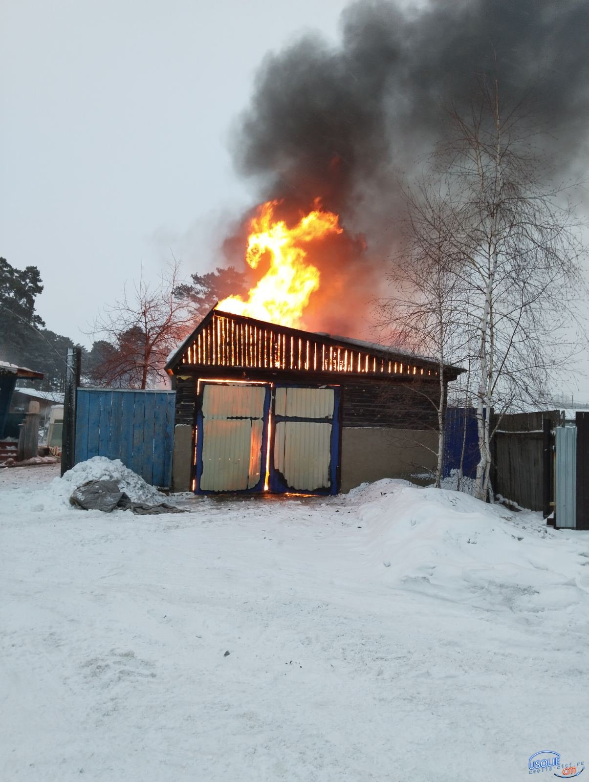 Автомобиль, гараж и баня горели в Усольском районе