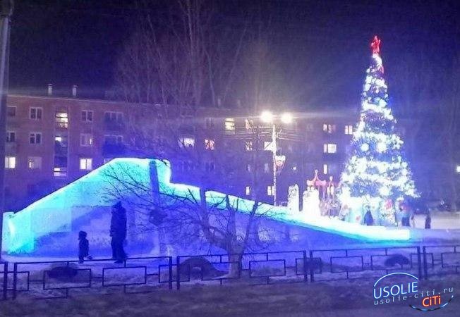 Зимнее оформление двора поселка Среднего – одно из лучших в России
