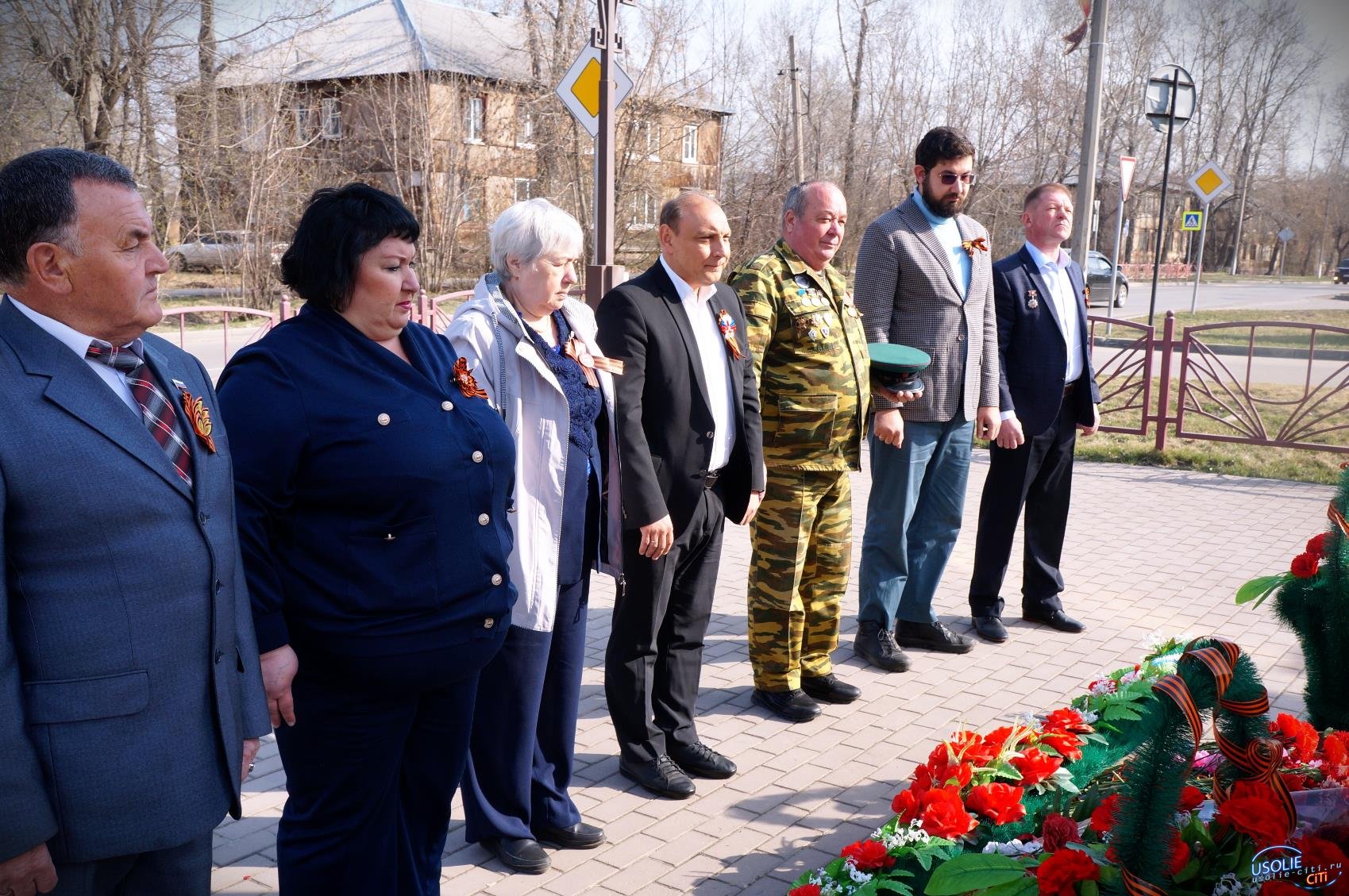 Гирлянду в Усолье возложили к монументу генералу Николаю Ватутину