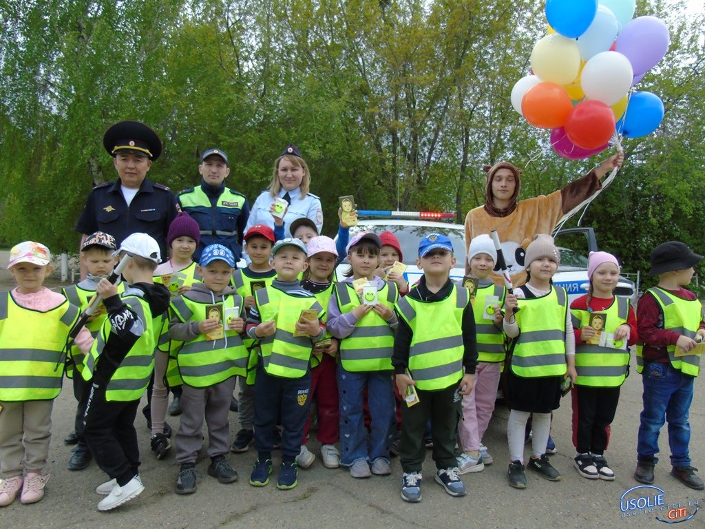 В Усолье-Сибирском автоинспекторы поздравили дошколят с Днем защиты детей