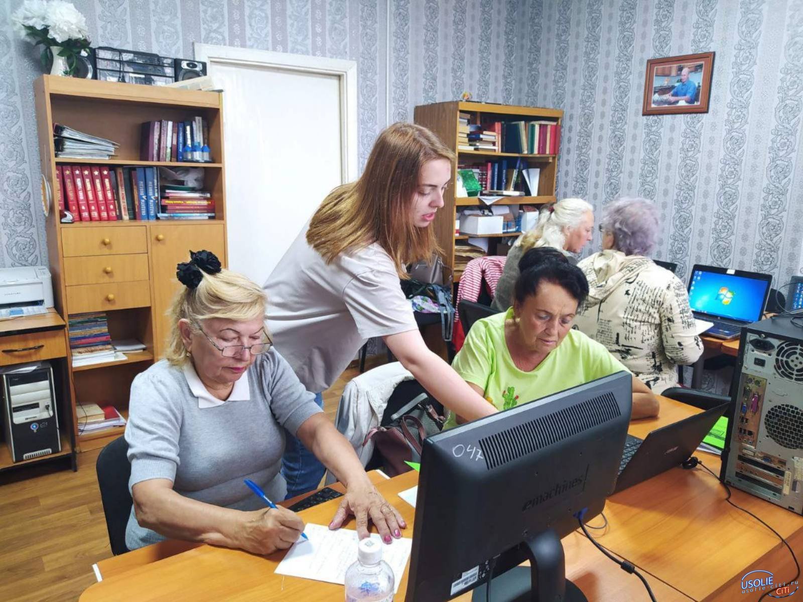 Пожилых жителей Усолья обучили компьютерной грамотности