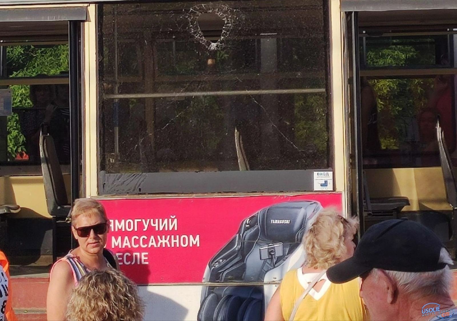 Обиженный житель Усолья кинул в окно трамвая камень