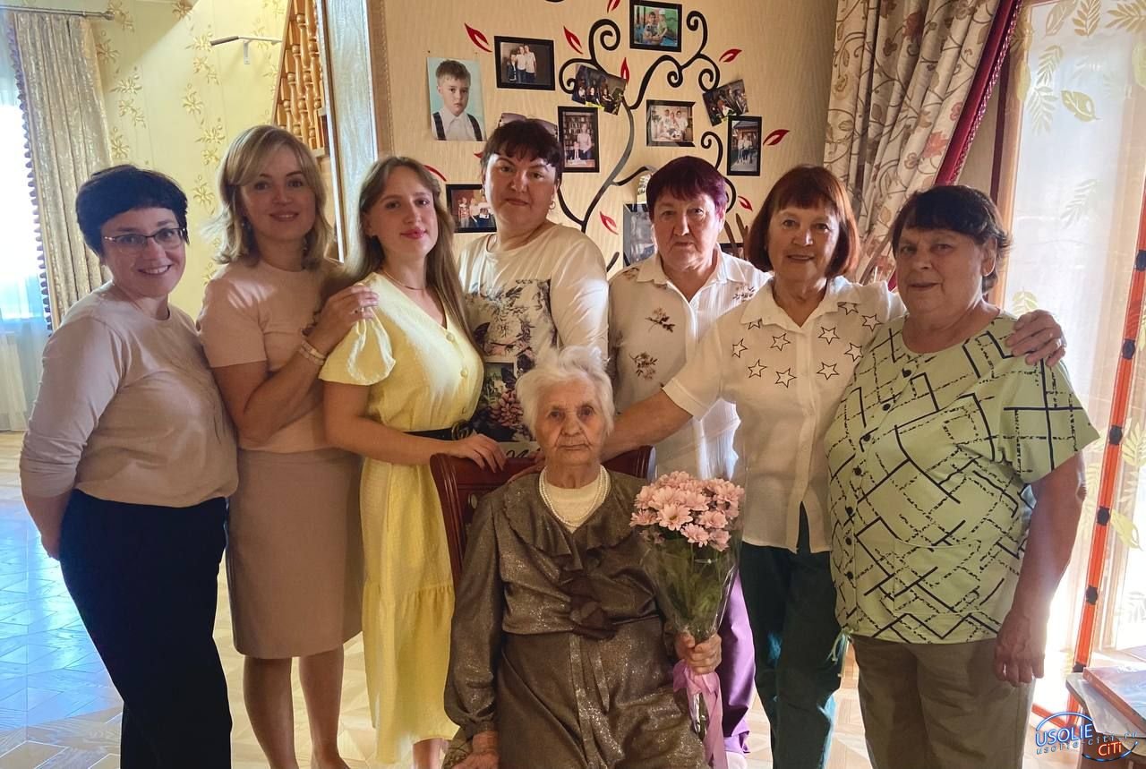В День российского флага свой 95-летний юбилей отпраздновала усольчанка Валентина Прокопьева