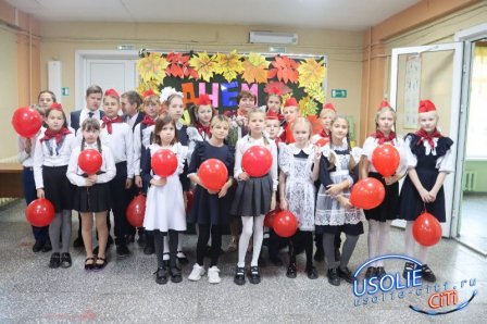 В усольской школе № 16 в День учителя каждого педагога встречали торжественно