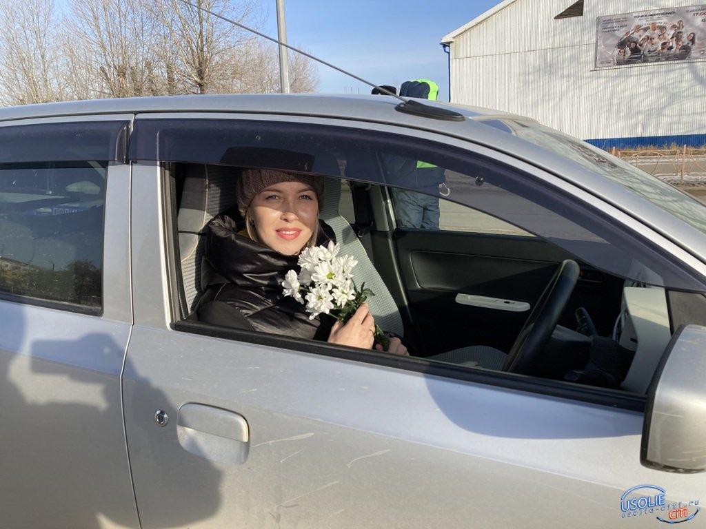 В Усолье сотрудники Госавтоинспекции поздравили автоледи с Днем матери |  26.11.2023 | Новости Усолье-Сибирского - БезФормата