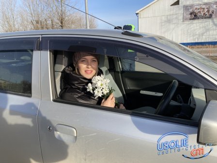 В Усолье сотрудники Госавтоинспекции поздравили автоледи с Днем матери