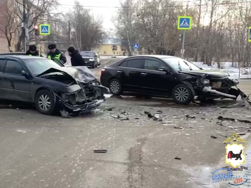 Водитель Toyota Camry пострадал в ДТП на перекрестке в Усолье-Сибирском