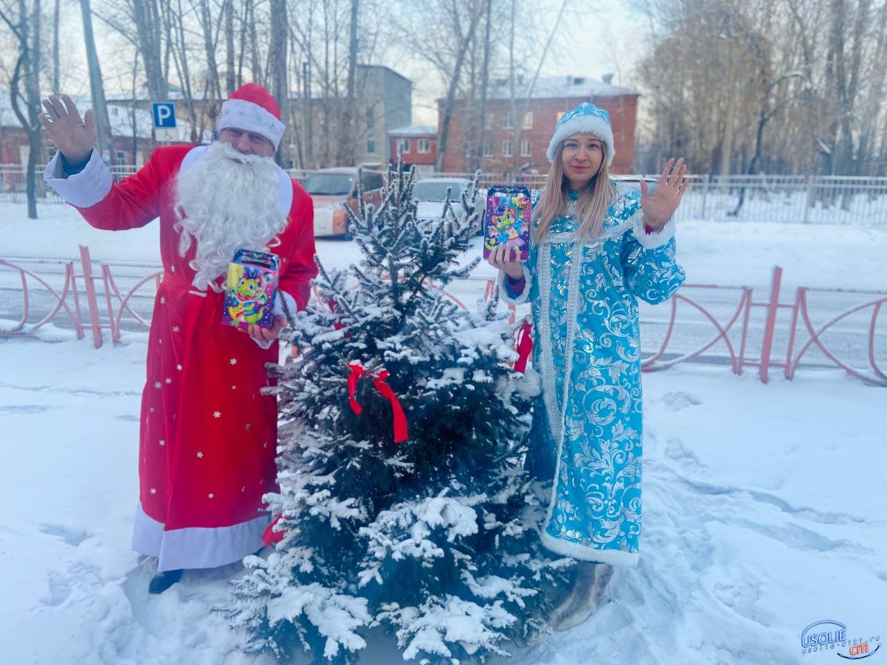 Дед Мороз и Снегурочка вручают подарки в усольском управлении соцзащиты