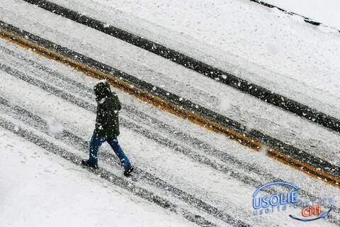 В Усолье-Сибирском сотрудники ДПС помогли замерзающим на трассе пешеходам