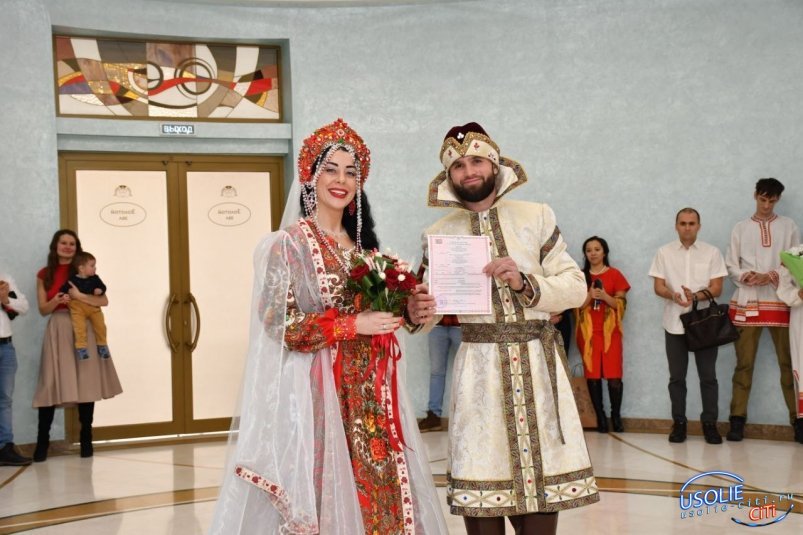 Пара из Усолья сыграла свадьбу в традиционных русско-народных костюмах