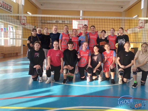 Волейболистки Усольского района против команды из Свирска