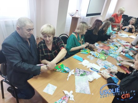 Куклы–обереги для участников СВО изготовили в усольском  клубе «Ждём вместе»