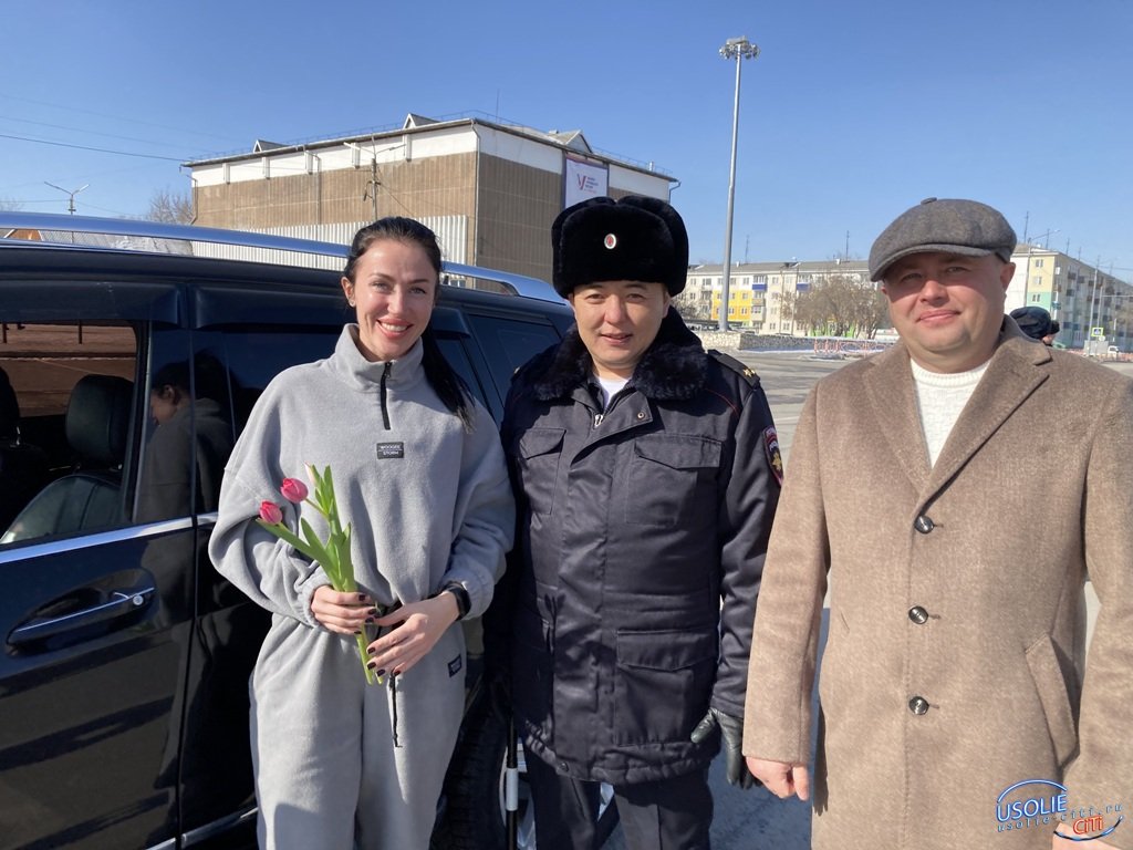 В Усолье-Сибирском сотрудники Госавтоинспекции поздравили автоледи с 8 Марта