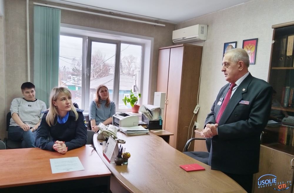 В Усолье-Сибирском член Общественного совета при МВД провел встречу с молодыми следователями